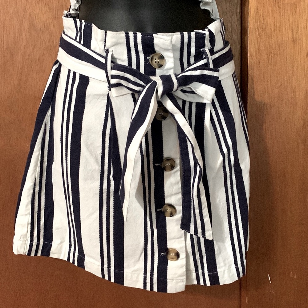 Skirt white with blue stripes, F21